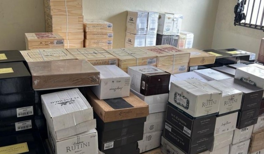 PF e Receita Federal fecham depósito ilegal com mais de 2.500 garrafas de vinhos