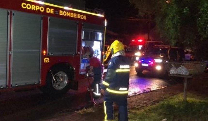 Incêndio em residência em Cascavel deixa três pessoas feridas