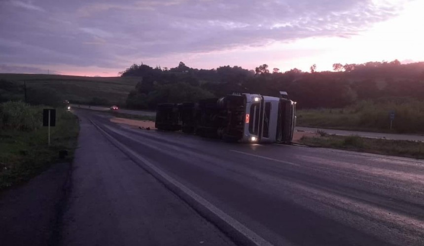 Caminhão tomba na BR 163 em Santa Lúcia