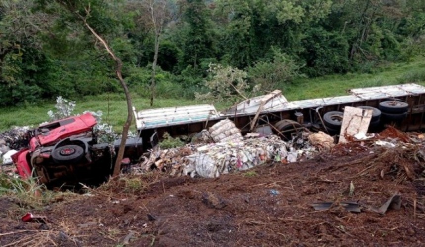 Carreta tomba na BR 163 em Lindoeste