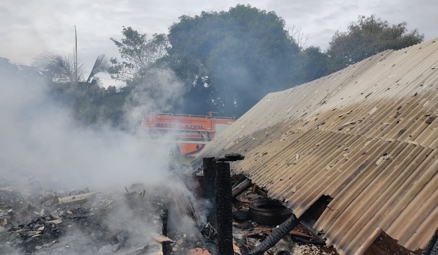 Corpo de Bombeiros de Capitão combatem incêndio em Residencia no Distrito do Alto Alegre do Iguaçu