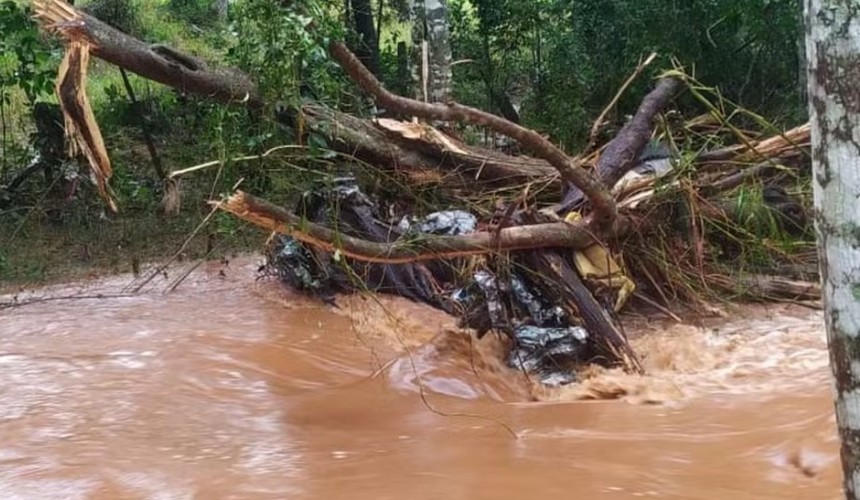 Homem e mulher morrem após serem arrastados pela enxurrada em Bela Vista da Caroba, afirma polícia