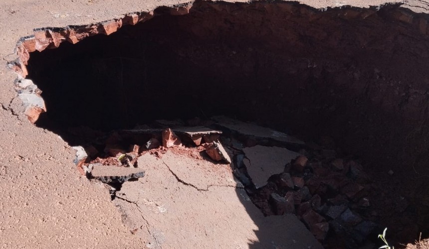 Cratera se abre no meio da estrada no interior e interdita trânsito em Santa Izabel do Oeste