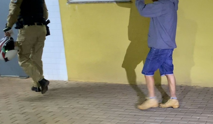 'Piazão sai dar um grau de moto', bate em viatura da PM e é preso por embriaguez em Capitão