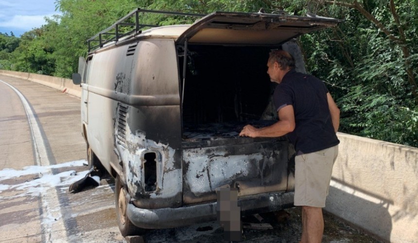 Kombi pega fogo na BR 163 em Lindoeste