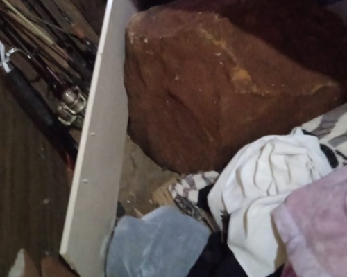 Pedras rolam do morro invade residência e deixa uma mulher ferida em Boa Vista da Aparecida