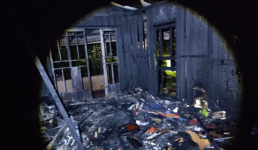 Residência é completamente destruída por incêndio em Capitão