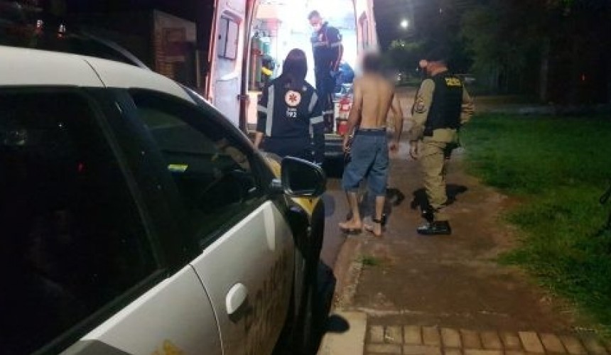 'Homem-Aranha' caminha por telhados, invade casa e deita no sofá de residência em Cascavel