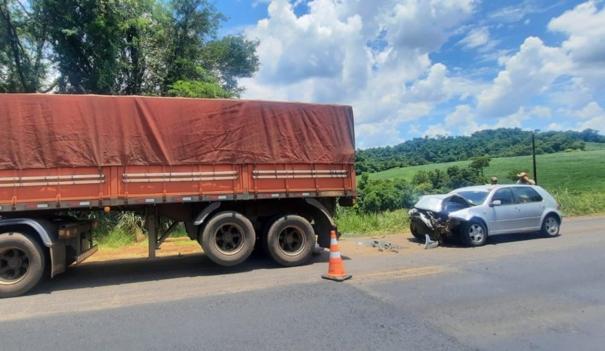 Casal sofre ferimentos em colisão entre carro e caminhão na PR-281 em Realeza