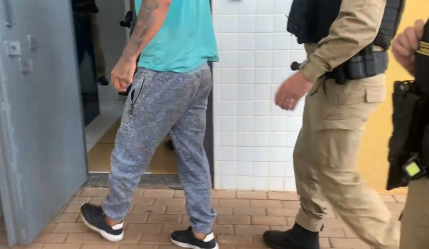 Homem é preso por colocar as pernas sobre corpo de mulher dentro de ônibus em Matelândia