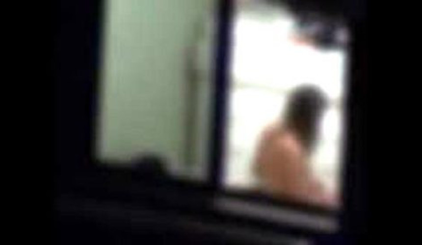 Pervertido: mulher faz barraco após vizinho a ver em trajes íntimos pela janela no Paraná