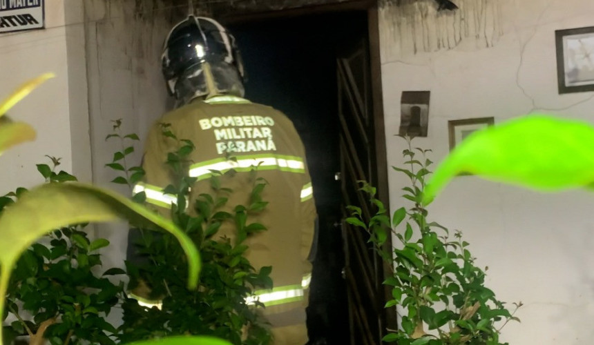 Incêndio de suspeita intencional destrói residência em Cascavel