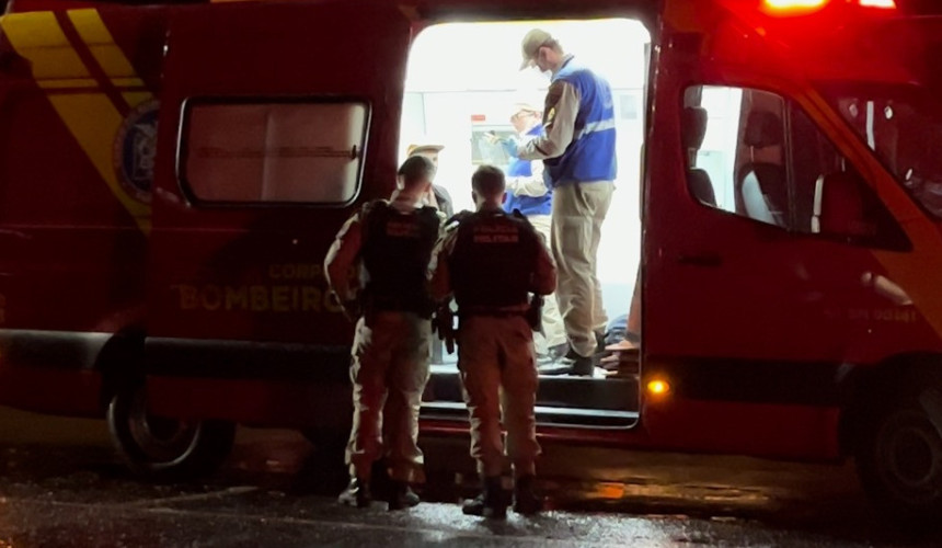 Homem é esfaqueado no pescoço durante briga no centro de Cascavel