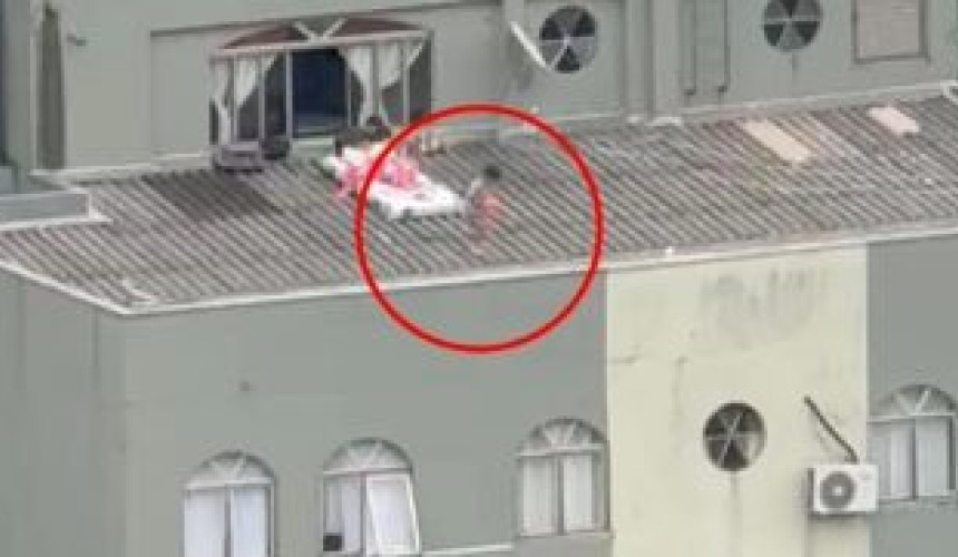 Vídeo mostra crianças em telhado no centro de Cascavel com colchão e brinquedos