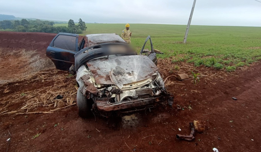 Carro carregado com maconha capota após fugir da PRF na BR-369 em Cascavel