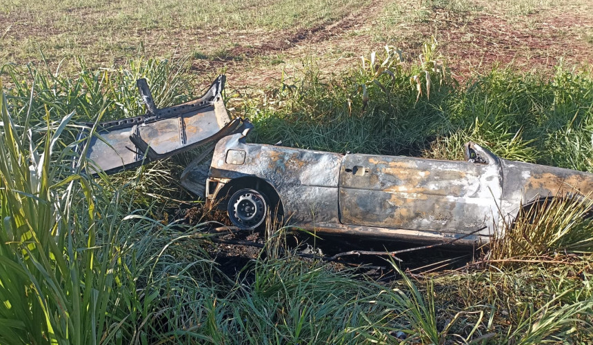 Uma pessoa morre após veículo sair da pista e pegar fogo na PR-484