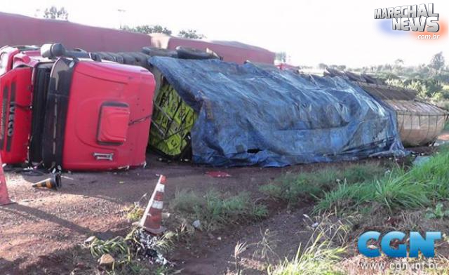 Caminhão carregado de cerveja tomba na BR 163 em Lindoeste