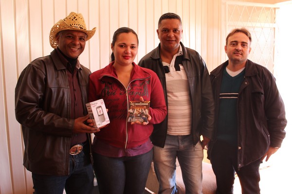 Ouvinte da Rádio Interativa recebe celular de premiaçao 