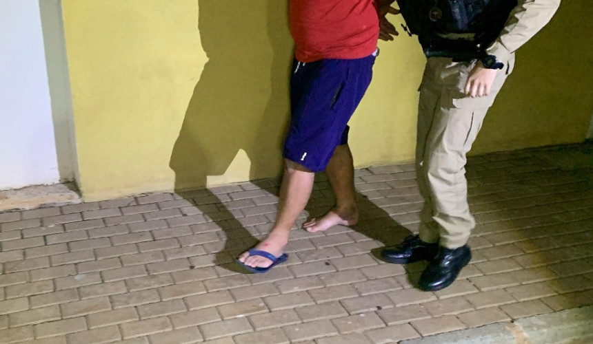 Homem é preso após desacatar e tirar roupa na frente da PM em Cascavel