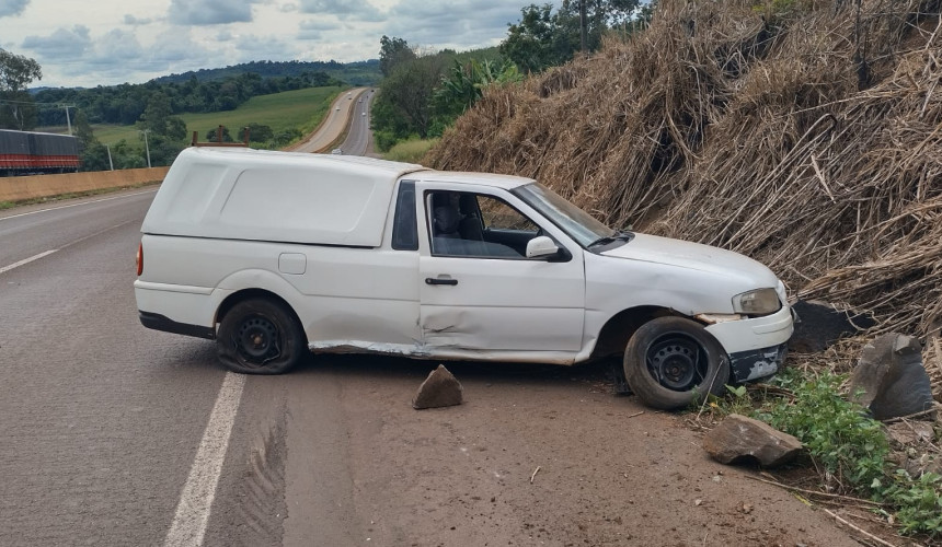 Condutora perde o controle e bate em barranco na BR-163 em Santa Lúcia
