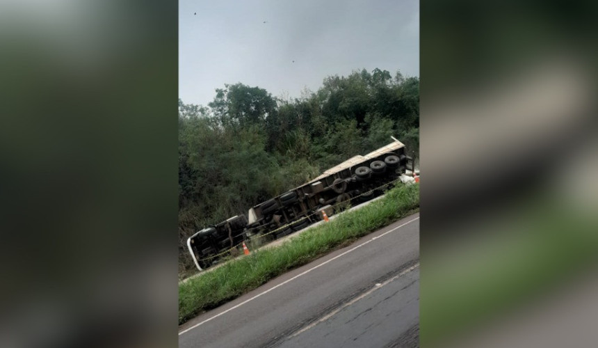 Caminhão tomba na BR-163 sentido a Lindoeste