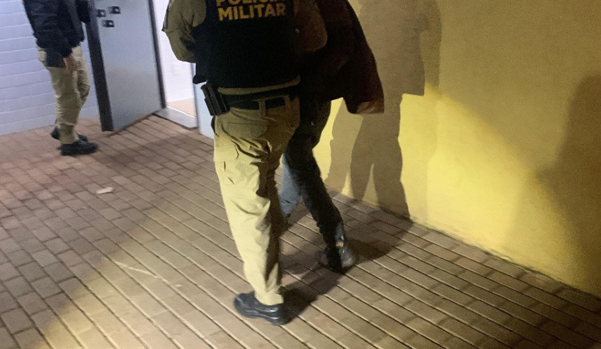 Homem é detido após agredir a filha e ameaçar a esposa com barra de ferro em Cascavel