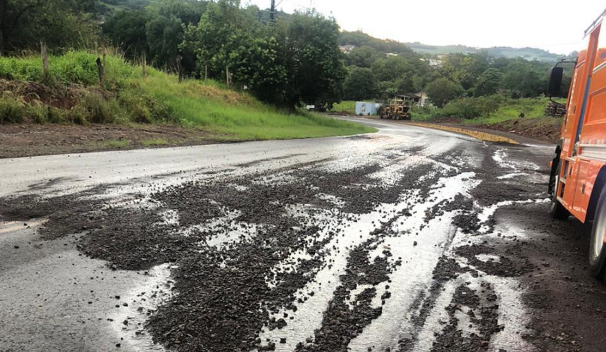 Corpo de Bombeiros realiza limpeza de pista após chuva intensa em Capitão