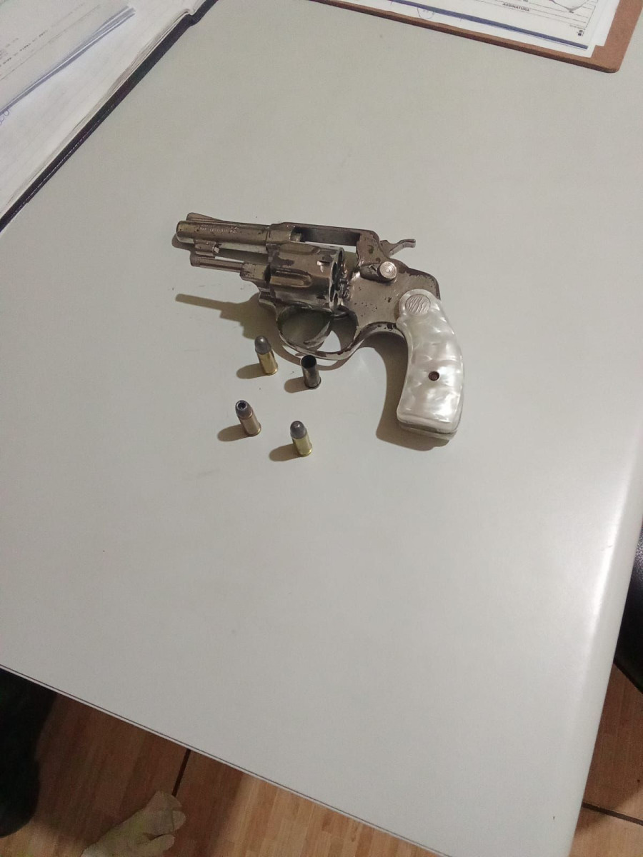 Homem é baleado em bar e três suspeitos são presos com arma de fogo em Boa Vista da Aparecida