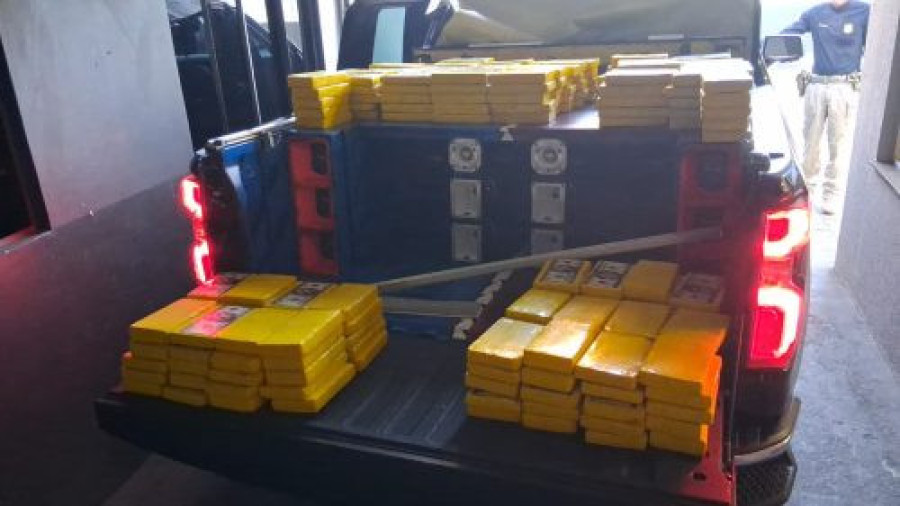 PRF e PF apreendem mais de 277 kg de cocaína na BR-277 em Cascavel