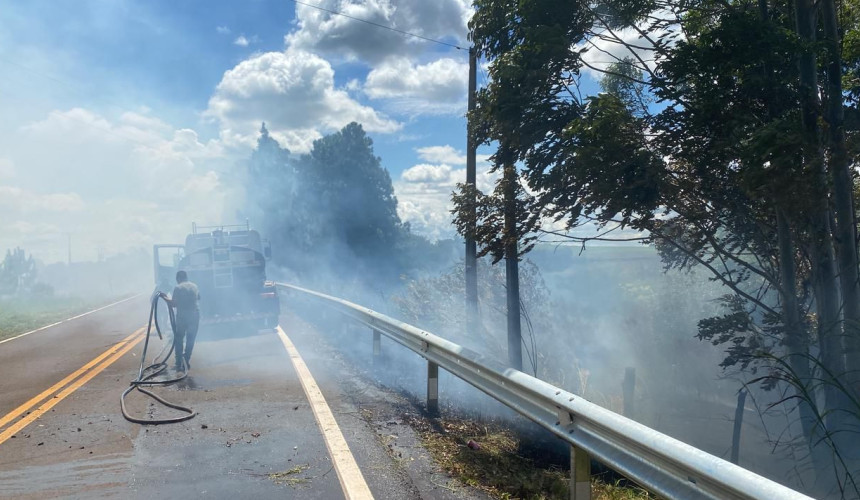 Incêndio em vegetação mobiliza Bombeiros na PR-180 em Boa Vista da Aparecida