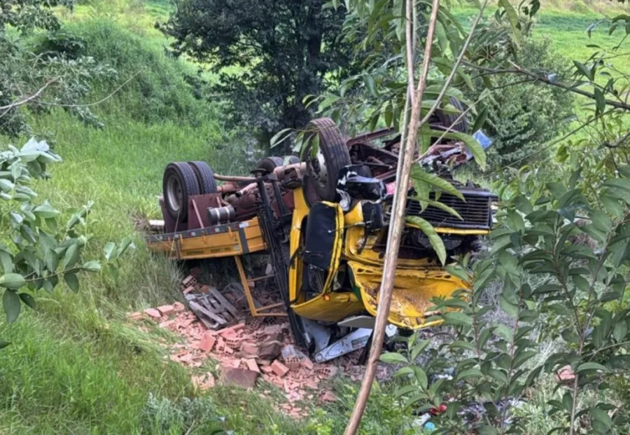 Grave: Caminhão desce rua desgovernado e capota em ribanceira