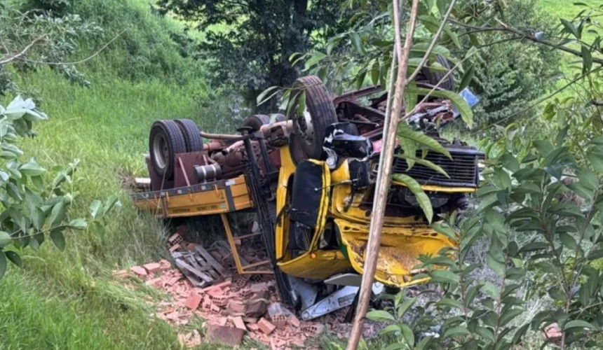 Grave: Caminhão desce rua desgovernado e capota em ribanceira
