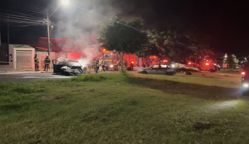 Carro bate, pega fogo e jovem morre em Cascavel