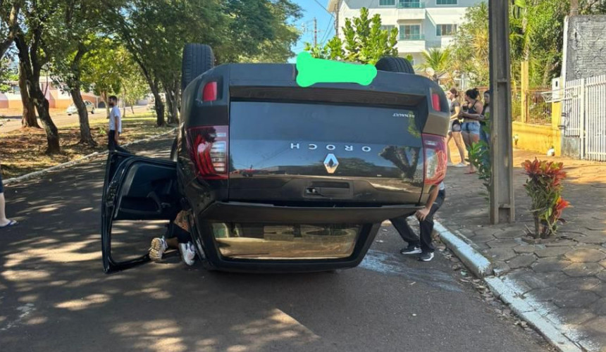 Carro capota após colisão com veículo estacionado na Avenida Tibagi, em Capitão Leônidas Marques