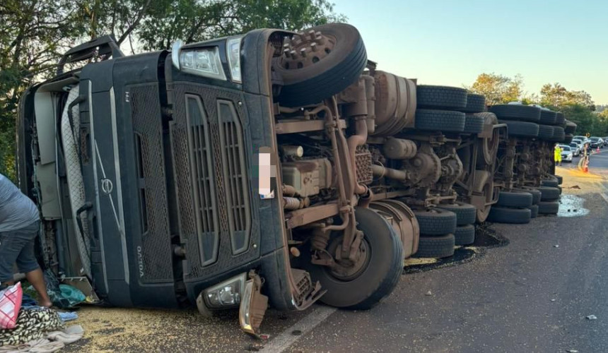 Carreta carregada com soja tomba na BR-163 e deixa motorista ferido em Capitão Leônidas Marques